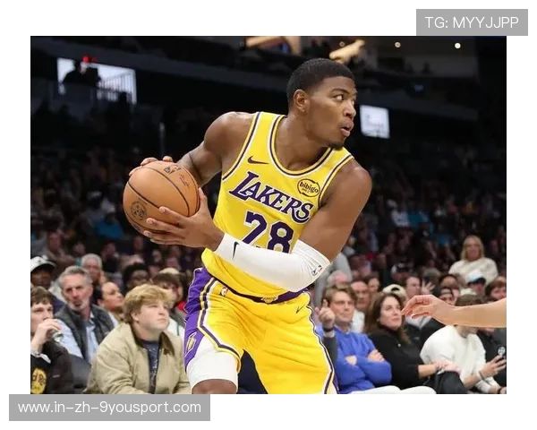 八村塁顺下接球暴扣，湖人 bench 站满